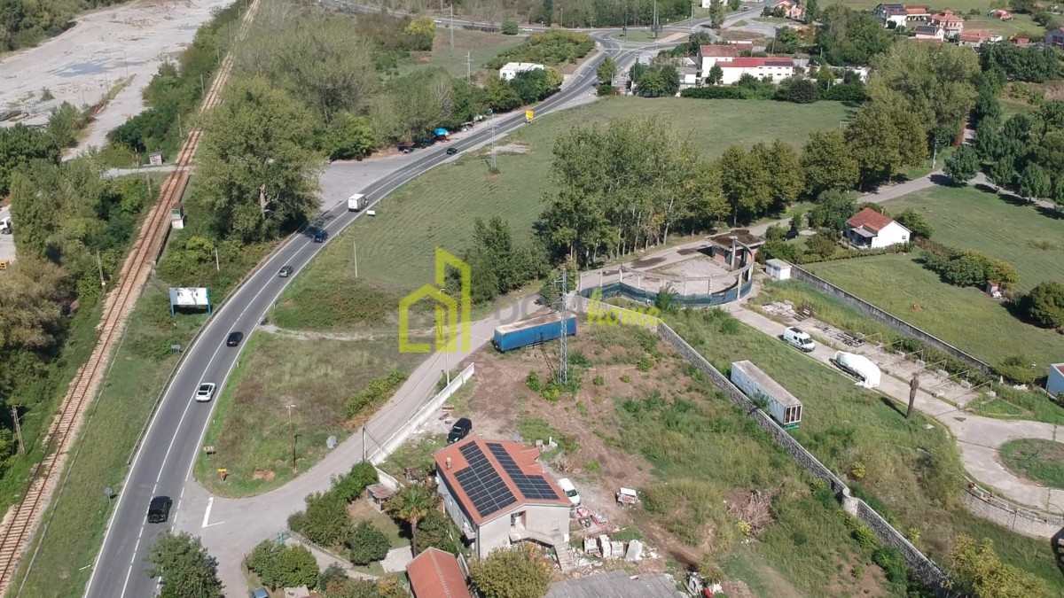 Zemljište 18.600 m², magistralni put Podgorica-Bar
